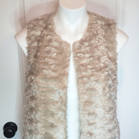 NWT Forever 21 Faux Fur Vest Taupe S - Picture 3 of 8